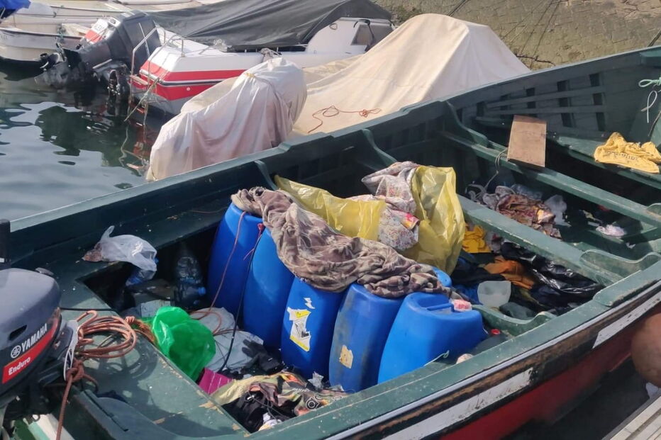 Imigrantes ilegais chegaram a Olhão num barco de madeira	