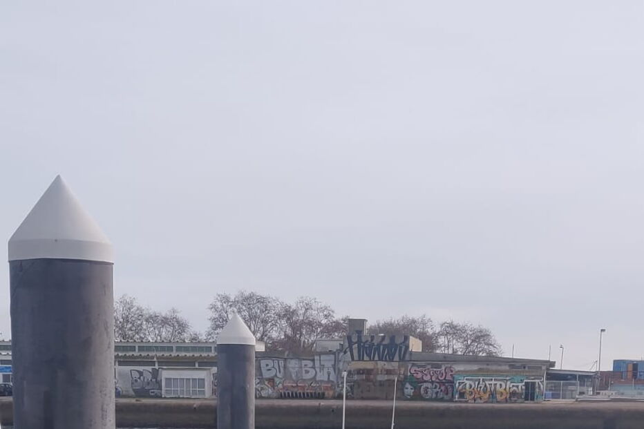 Imigrantes ilegais chegaram a Olhão num barco de madeira	