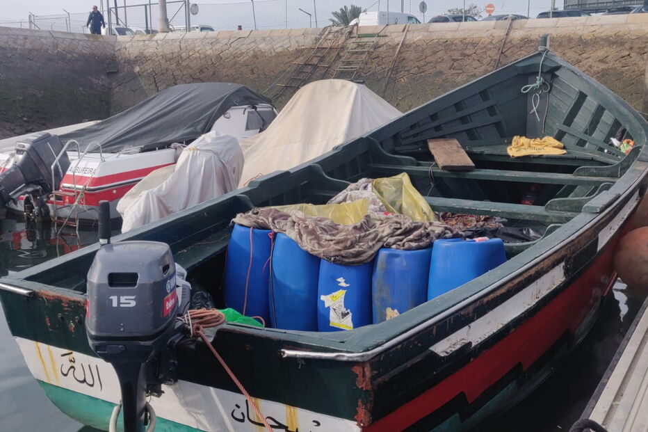 Imigrantes ilegais chegaram a Olhão num barco de madeira	