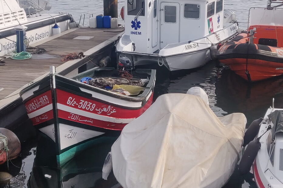 Imigrantes ilegais chegaram a Olhão num barco de madeira	