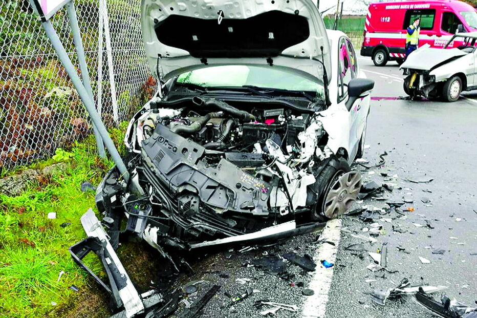 Carros ficaram totalmente destruídos na sequência do embate, no Freixo