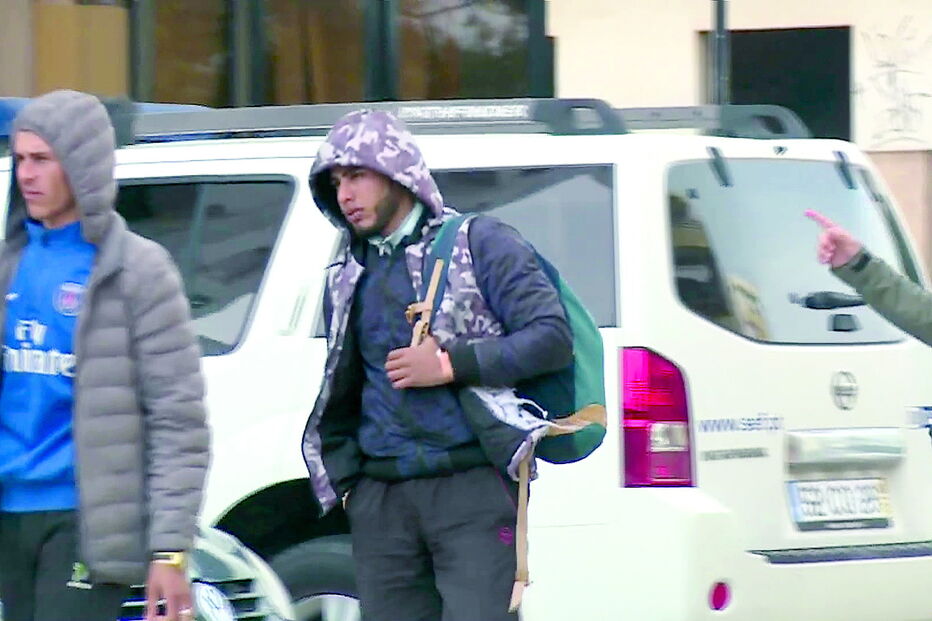 Três dos migrantes quando saíram do hospital e foram para o SEF de Faro