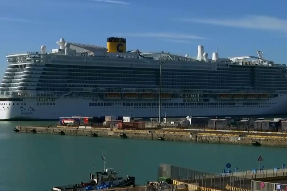 Mais de 6 mil passageiros de quarentena em navio cruzeiro devido a suspeita de coronavírus 