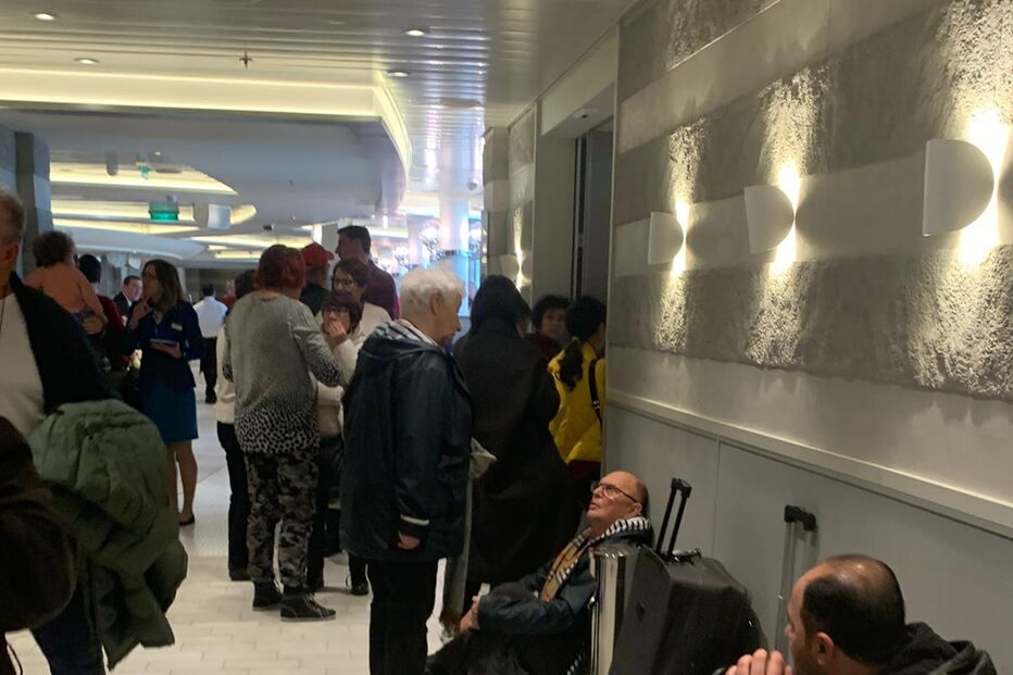 Sete mil pessoas retidas em navio devido ao coronavírus