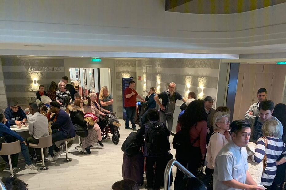 Sete mil pessoas retidas em navio devido ao coronavírus