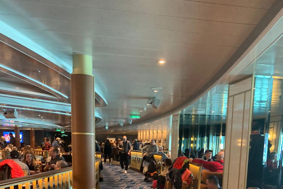 Sete mil pessoas retidas em navio devido ao coronavírus