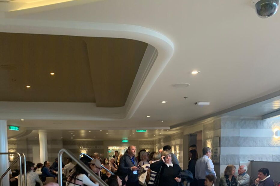 Sete mil pessoas retidas em navio devido ao coronavírus