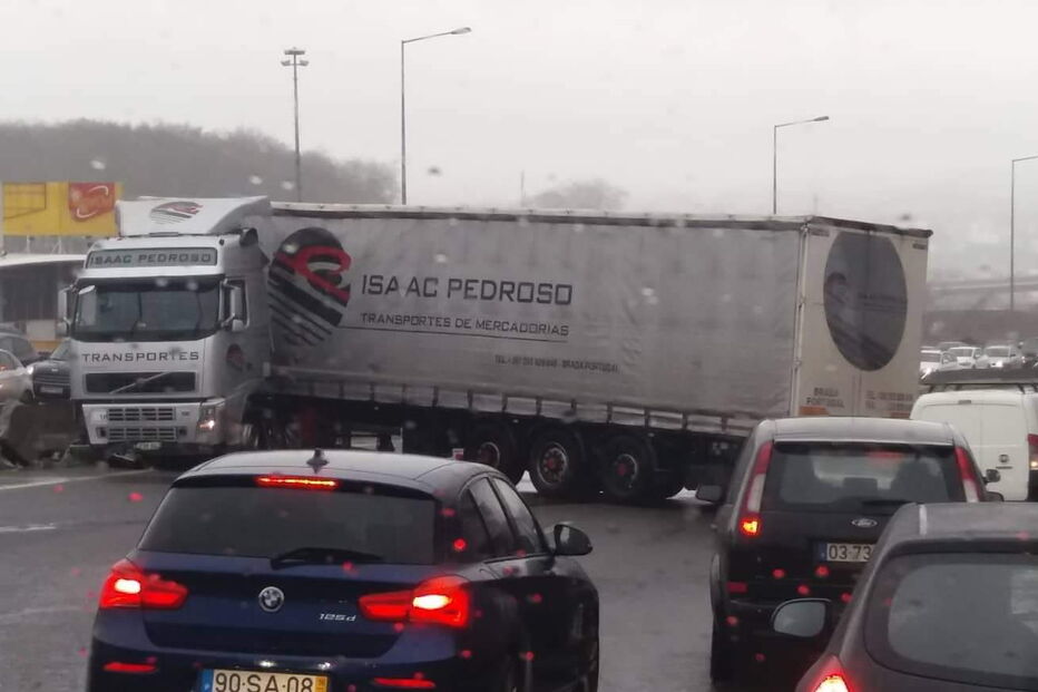 Despiste de camião condiciona circulação na VCI no Porto