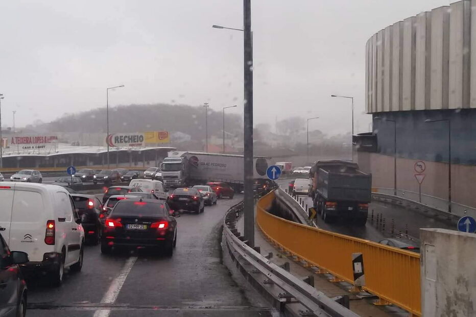 Despiste de camião condiciona circulação na VCI no Porto