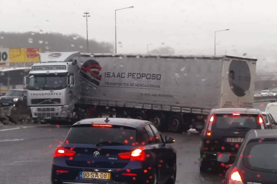 Despiste de camião condiciona circulação na VCI no Porto