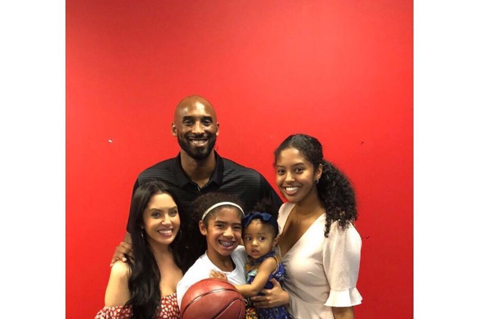 Vanessa e Kobe Bryant com as flhas.jpg