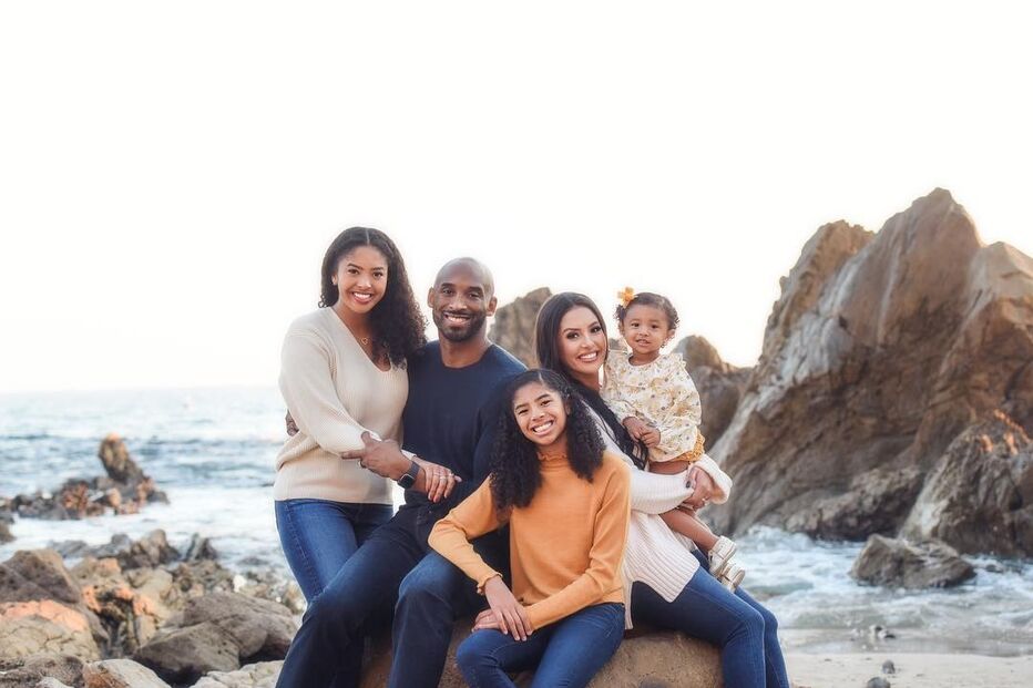 Kobe Bryant com Vanessa e as filhas.jpg