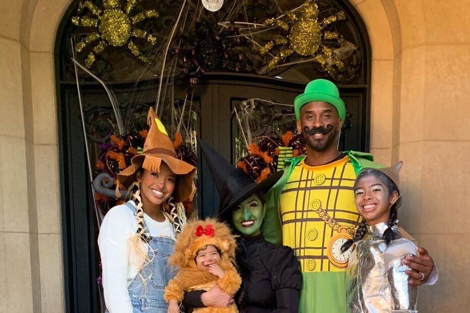 Vanessa e Kobe Bryant com as filhas.jpg