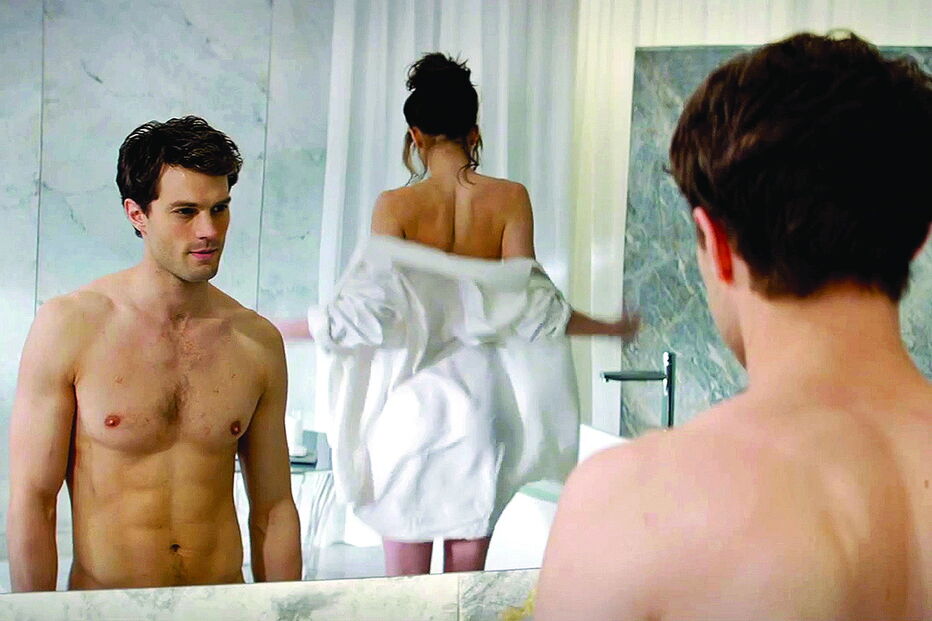 Jamie Dornan e Dakota Johnson numa cena da trilogia erótica ‘As Cinquenta Sombras’