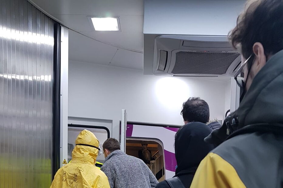 Britânicos que estavam em Wuhan chegaram ao Reino Unido