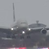 Tempestade no Reino Unido obriga avião a 'aterrar de lado' em Londres