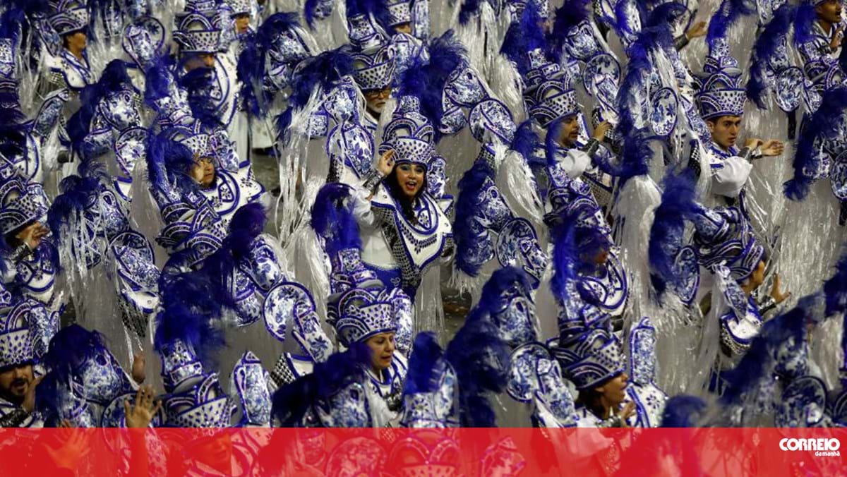 Rainha de Carnaval desfila com prego cravado nas costas para não perder pontos nem desapontar o filho