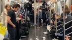 Jovens fingem espalhar coronavírus em carruagem de metro e lançam pânico entre passageiros