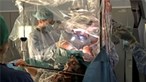 Mulher toca violino durante cirurgia para retirar tumor do cérebro. Veja a imagem