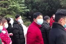 Pacientes que venceram coronavírus celebram após terem alta do hospital