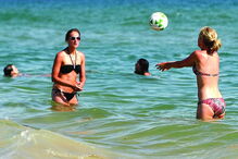 Banhistas ignoram a ameaça  