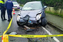 Carro dos ladrões ficou neste estado. Polícia Municipal e PSP foram ao local 