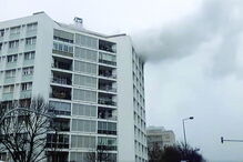 Fumo intenso que saía pelas janelas do 9º andar revela violência do incêndio, que destruiu quase na totalidade o apartamento