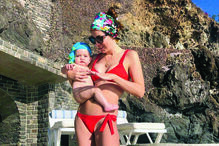 Atriz foi a banhos com o bebé 