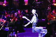 Robot maestro dirige ópera nos Emirados Árabes Unidos