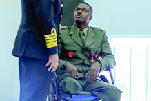 Soldado Aliu Camará com o almirante  Silva Ribeiro, CEMGFA