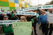 Adeptos do Sporting protestam contra direção do clube em Alvalade	