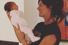 Cláudia Vieira radiante com a filha Caetana