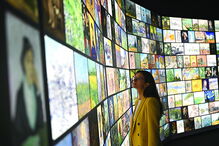 Projeções, fotografias e filmes integram a experiência 