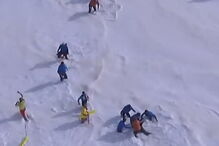 Imagens impressionantes mostram força das ondas a sacudir jet ski onde estava Alex Botelho na Nazaré 