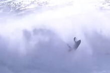 Imagens impressionantes mostram força das ondas a sacudir jet ski onde estava Alex Botelho na Nazaré 