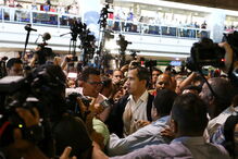 Juan Guaidó agredido por chavistas à chegada a Caracas após voo que partiu de Portugal. Veja as imagens