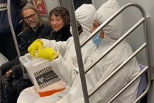 Jovens fingem espalhar coronavírus em carruagem de metro e lançam pânico entre passageiros