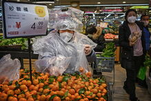 Chineses cobrem cabeça com garrafões para se protegerem do coronavírus