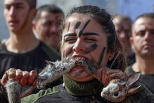 Peshmerga a comer cobras e coelhos vivos 