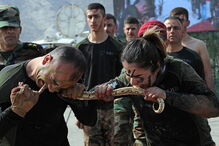 Peshmerga a comer cobras e coelhos vivos 