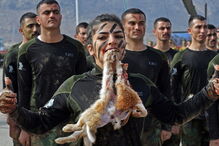 Peshmerga a comer cobras e coelhos vivos 