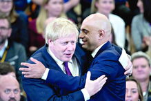 Demissão de Savid Javid (à direita) abalou governo