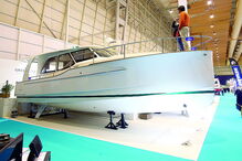 339 000 € Iate. Com seis painéis solares, este híbrido  tem espaço para dormirem quatro pessoas.