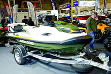 8 500 € Mota de água. Em que tudo está pensado para ir à pesca, contando com caixa de armazenagem , sonar e controlo de velocidade.