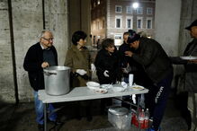Dino, o 'chef dos pobres' que aos 90 anos cozinha para os sem-abrigo