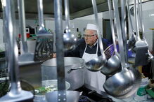 Dino, o 'chef dos pobres' que aos 90 anos cozinha para os sem-abrigo