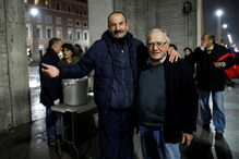 Dino, o 'chef dos pobres' que aos 90 anos cozinha para os sem-abrigo