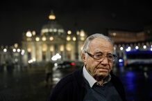 Dino, o 'chef dos pobres' que aos 90 anos cozinha para os sem-abrigo