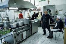 Dino, o 'chef dos pobres' que aos 90 anos cozinha para os sem-abrigo