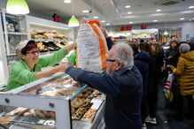 Dino, o 'chef dos pobres' que aos 90 anos cozinha para os sem-abrigo